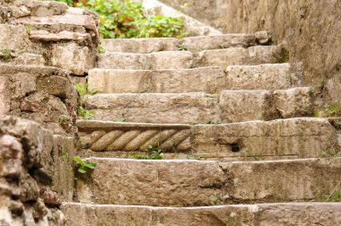 Kotor taş merdiven