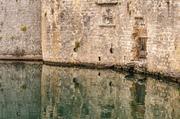 Kotor moat and wall — Stock Photo, Image
