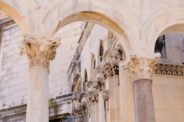 Split, Hırvatistan Peristyle sütunları