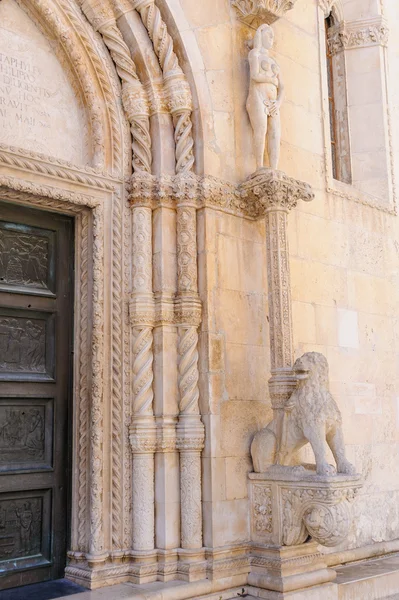 Sibenik Croazia lato nord portale di San Giacomo — Foto Stock