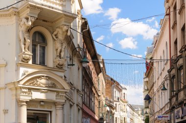 İki atlantes bir balkon Saraybosna destekleyen