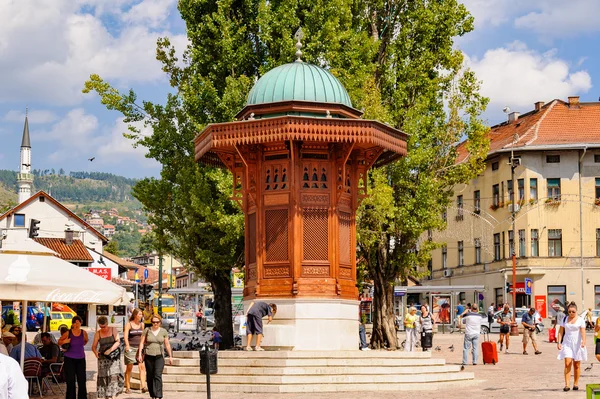 Fontaine à eau Sebilj en bois — Photo