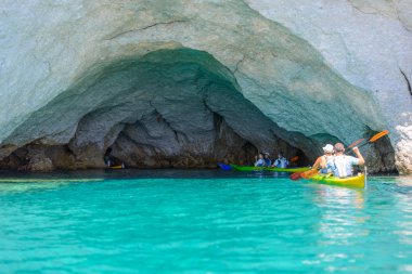 Melos, Yunanistan mağaralar keşfetmek kayaks grubu