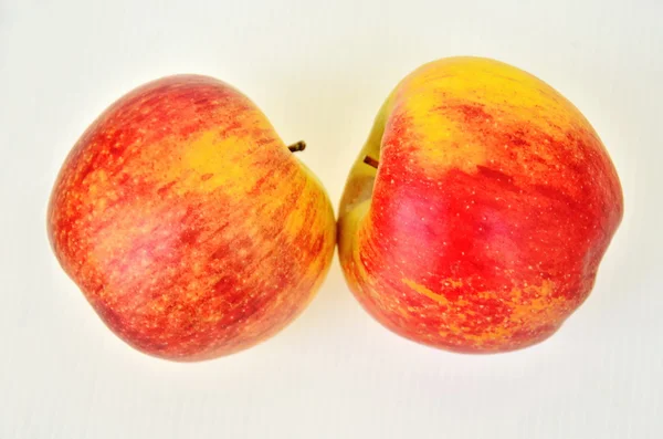 Una jugosa manzana roja sobre un fondo blanco — Foto de Stock