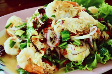 Baharatlı deniz mahsulleri salatası