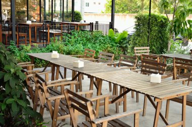 masa ve sandalyeler ayakta