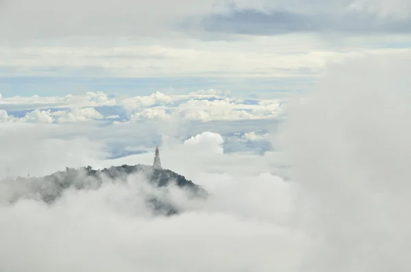 Храм на вершині пагорба посеред туман, фу tabberk, Petchabun, Таїланд — стокове фото