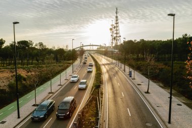 Zaragoza üzerinden yol numarası Z-30. Şubat 2016. Otoyol ve araba ile seyahat için günbatımı