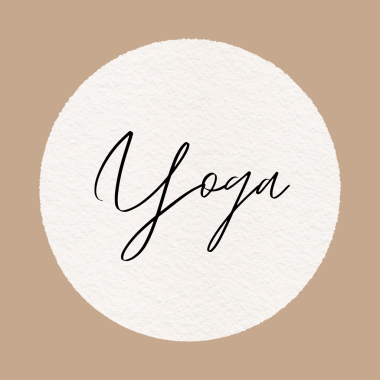 Minimalist grafikler yoga kelimesinin akışkan siyah senaryoyla yazıldığını gösteriyor. Hafif dokulu, bembeyaz dairesel bir şekil üzerine kurulmuş. Sağlıklı bir marka için temiz bir estetik ya da bronz bir arka plana karşı stüdyo promosyonu sağlıyor..