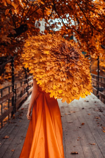 Mulher Ruiva Bonita Outono — Fotografia de Stock