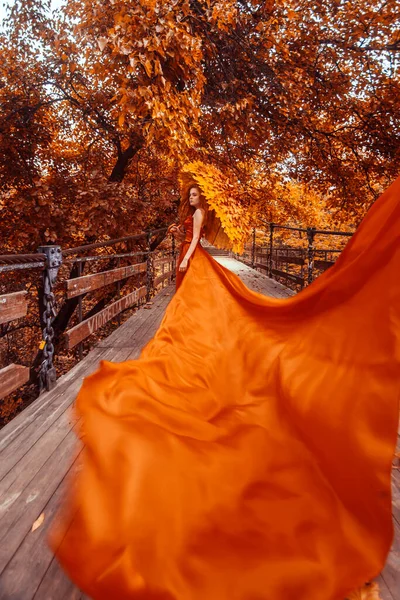 Sonbaharda Kızıl Saçlı Güzel Bir Kadın — Stok fotoğraf