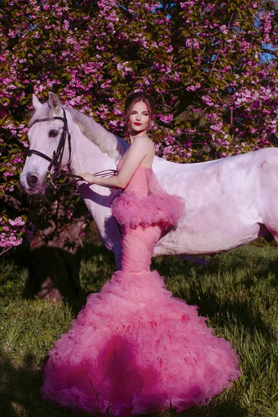 Krásná Žena Bílým Koněm Sakura — Stock fotografie