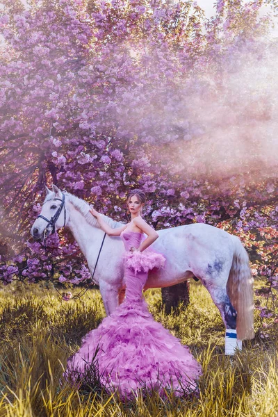 Schöne Frau Mit Weißem Pferd Sakura — Stockfoto