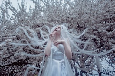 Beyaz kiraz çiçekli güzel kadın