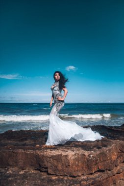 Kaya başında güzel bir kadın