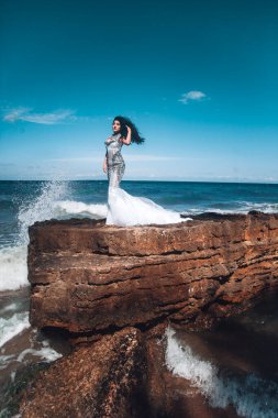 Kaya başında güzel bir kadın