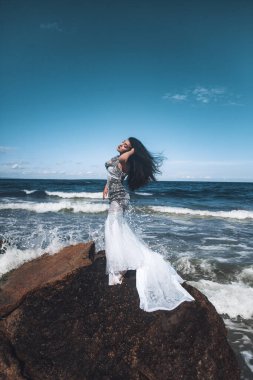 Kaya başında güzel bir kadın