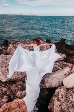 Kaya başında güzel bir kadın 