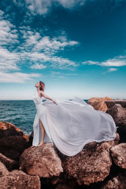 Kaya başında güzel bir kadın 