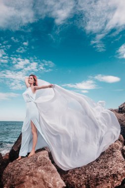 Kaya başında güzel bir kadın 