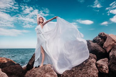 Kaya başında güzel bir kadın 