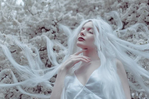 Piękna Kobieta Białym Kwiecie Wiśni — Zdjęcie stockowe