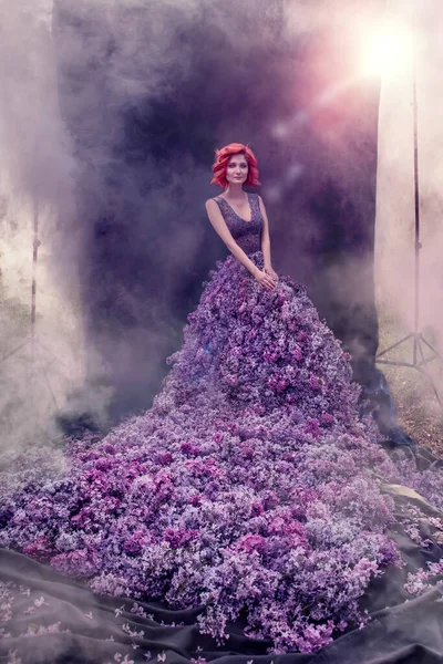 Mulher Bonita Com Vestido Lilás — Fotografia de Stock