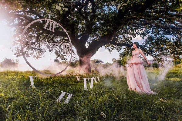 Mulher Bonita Com Grandes Relógios Madeira — Fotografia de Stock