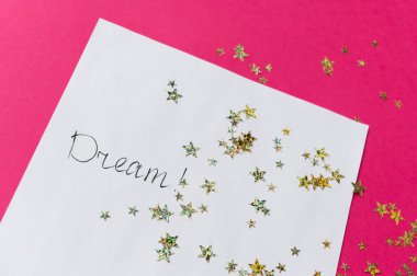 Dilekleri olan beyaz bir kağıt. Yıldız pulları. Dileklerle dolu bir zarf. Kutlama zarfı.