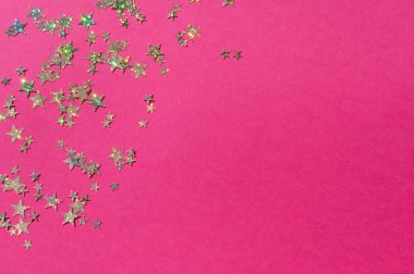 Parlak pembe arka planda parlak yıldızlar. Şenlik arka planı. Düz yatıyordu.