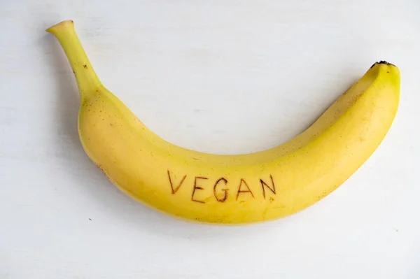 Bananeninscriptie Veganistisch Banaan Een Witte Houten Achtergrond Banaan Met Een — Stockfoto