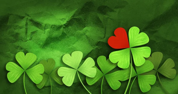 Four leaf clover and red heart background — Stock Photo, Image