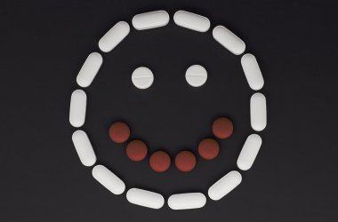 Hapları yapılan bir gülen yüz