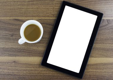 Bir fincan kahve yanında oturan boş ekran ile tablet