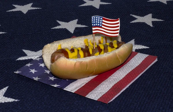 Hotdog met een Amerikaans thema servet en tandenstoker — Stockfoto