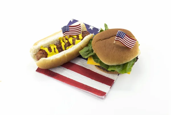 Hot dog i Hamburger na amerykańską flagę serwetka i Wykałaczka — Zdjęcie stockowe