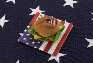 Hamburger kürdan ile bir Amerikan bayrağı peçete üzerinde 