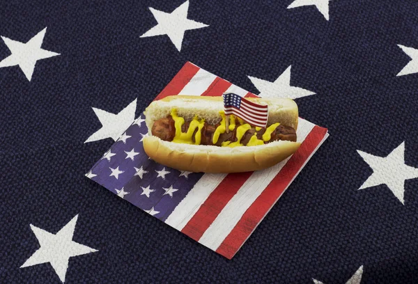 Hotdog op een Amerikaanse vlag servet met tandenstoker — Stockfoto