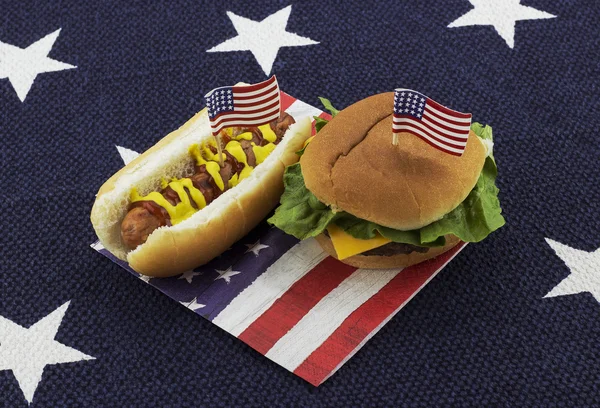 Hamburger ve sosisli kürdan ile bir Amerikan bayrağı peçete üzerinde 