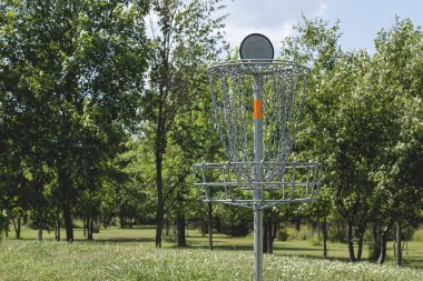 Ağaçlar önünde bir Kursunda Golf sepeti