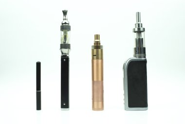 Elektronik sigara - beyaz arka plan üzerinde izole evrimi