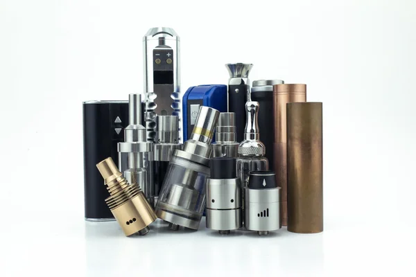 E-cigarett huvuden & batterier isolerad på vit — Stockfoto