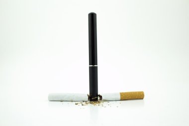 Kırık bir sigara arasında bir e-sigara duran