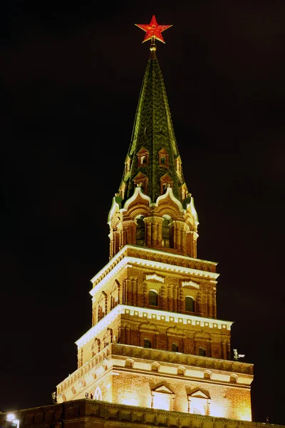 Torre Borovitskaya del Kremlin de Moscú por la noche , — Foto de Stock