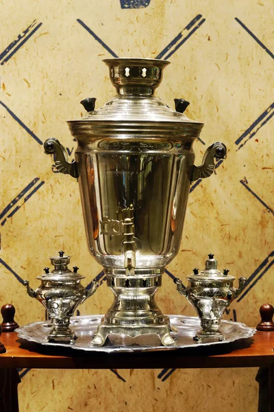 Trois vieux samovar russe, bouilloire traditionnelle — Photo