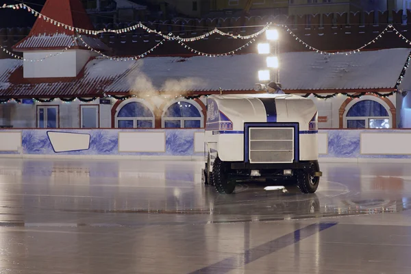 Máquina de hielo trabajando en la pista de hielo Red Square —  Fotos de Stock