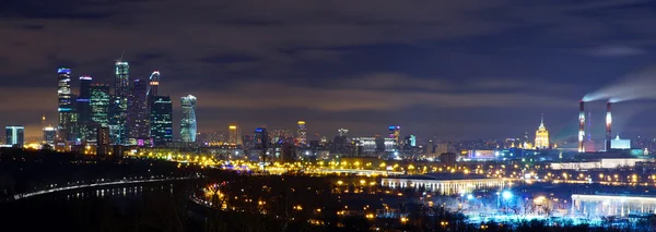 Panorama nocturno de Moscú desde las colinas de Vorobyovy Imagen De Stock