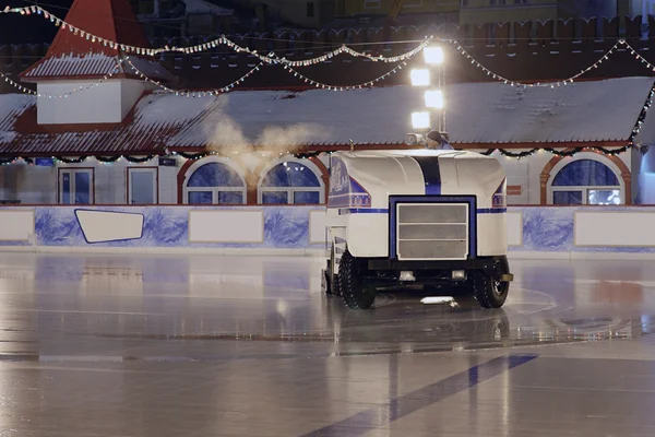Máquina de hielo trabajando en la pista de hielo Red Square Fotos De Stock