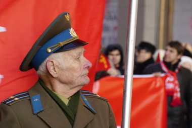 Moskova Rusya - tercihine 7 2015: Yaşlı emektar taşıyan bir kırmızı bayrak sütun büyük Ekim Devrimi'nin yıldönümü işaretleme geçit töreninde başında