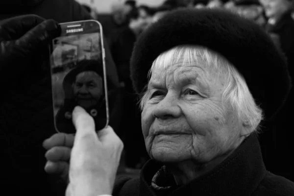 Moskova Rusya - tercihine 7 2015: Arka planda büyük Ekim Devrimi'nin yıldönümü işaretleme geçit töreninde komünist parti liderlik yaşlı bir kadın fotoğrafı